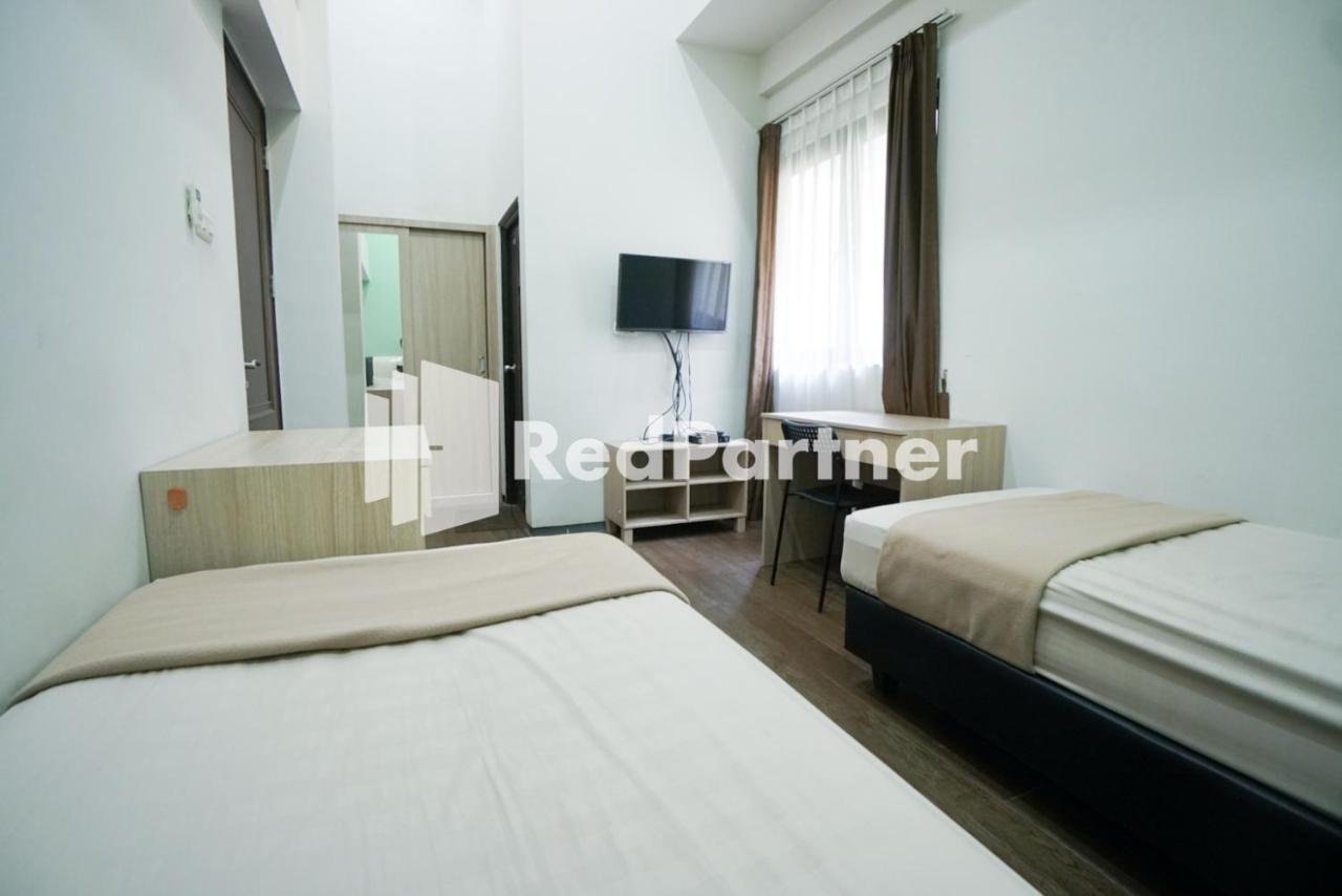 Hotel Toba Mansion Syariah Near Benhil Redpartner Giacarta Esterno foto