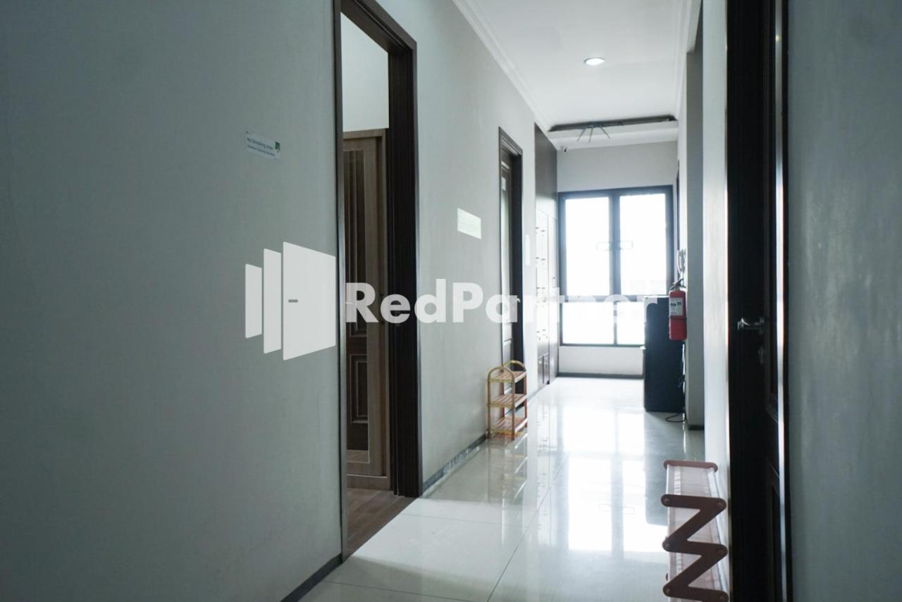 Hotel Toba Mansion Syariah Near Benhil Redpartner Giacarta Esterno foto